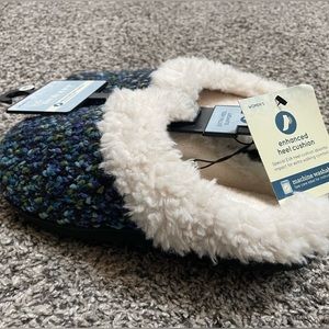 Women’s Size Medium (7.5-8) Isotoner Slippers